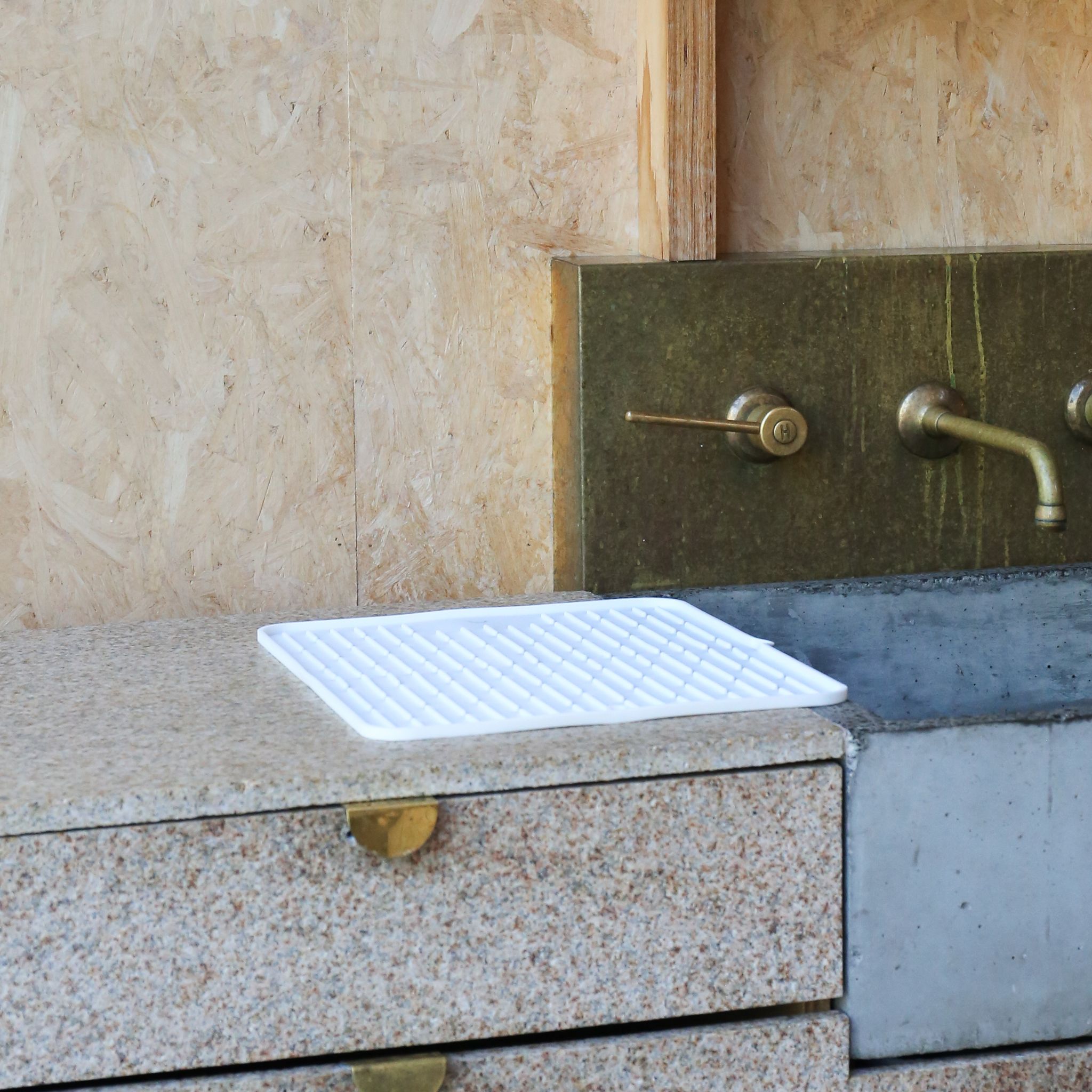 DESIGNSTUFF Folding Silicone Drying Mat Large w/ Drainage Mouth, White