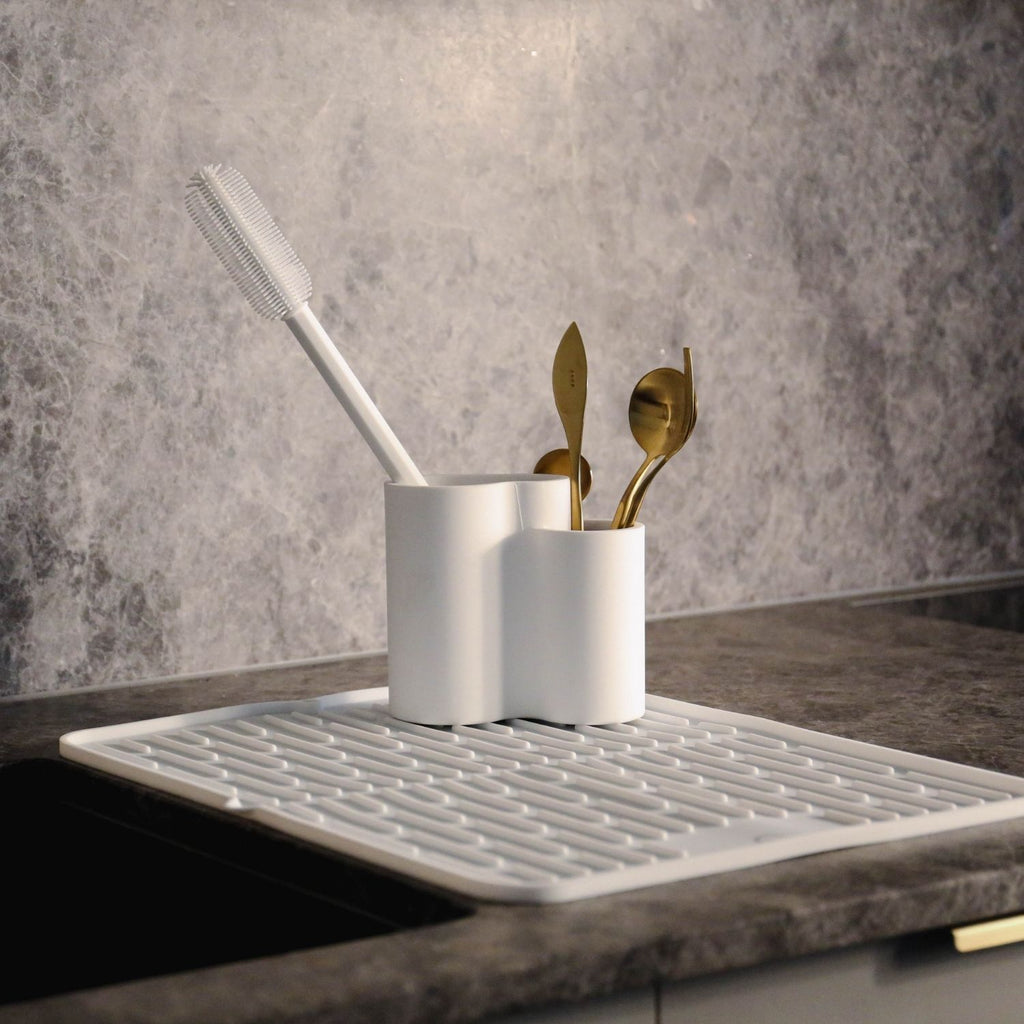 DESIGNSTUFF Folding Silicone Drying Mat Large w/ Drainage Mouth, White