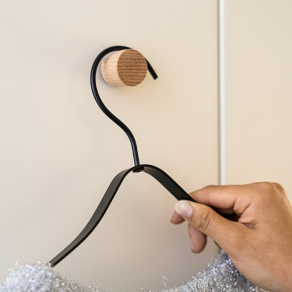 DESIGNSTUFF Crest Hook, Small, Oak