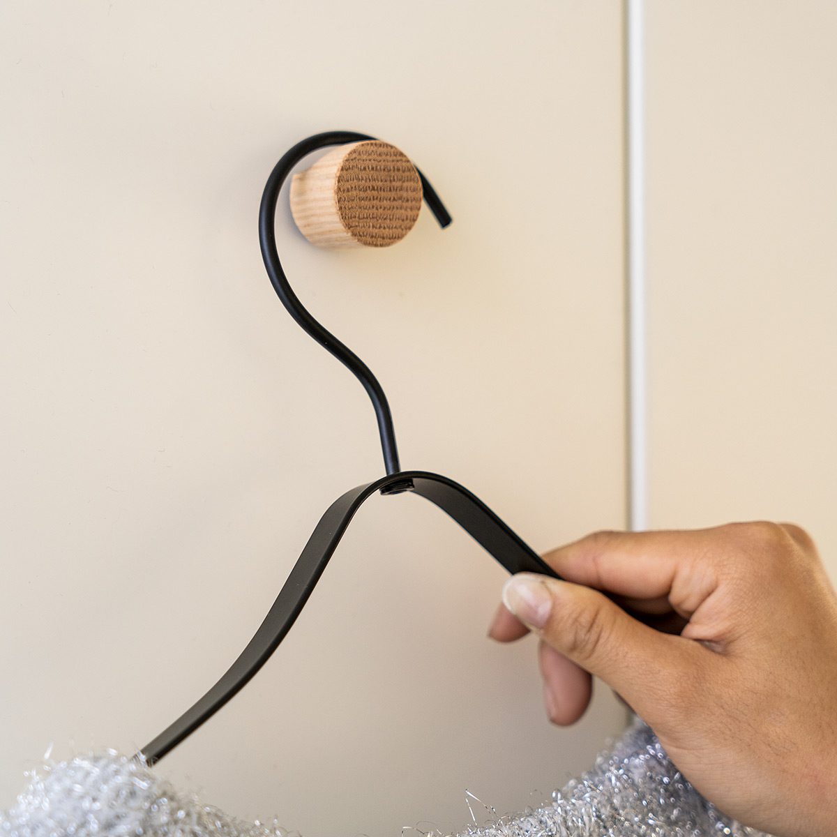 DESIGNSTUFF Crest Hook, Small, Oak